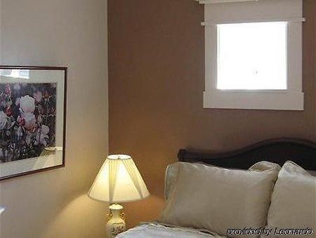 Plum Grove Inn مدينة أيوا الغرفة الصورة