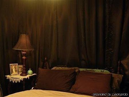 Plum Grove Inn مدينة أيوا الغرفة الصورة