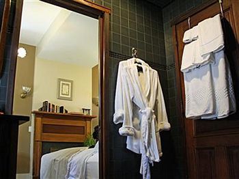 Plum Grove Inn مدينة أيوا المظهر الخارجي الصورة