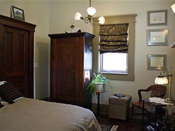 Plum Grove Inn مدينة أيوا المظهر الخارجي الصورة
